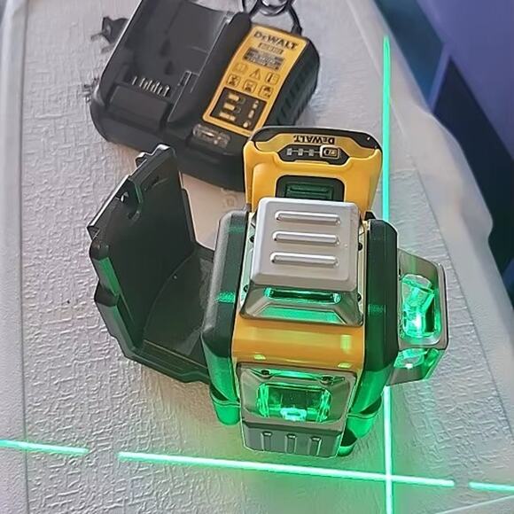 Dewalt DW089LG 3 Sides*360 Degree Vertical 12V Lithium Battery Laser Leveler - Picture 2 of 6